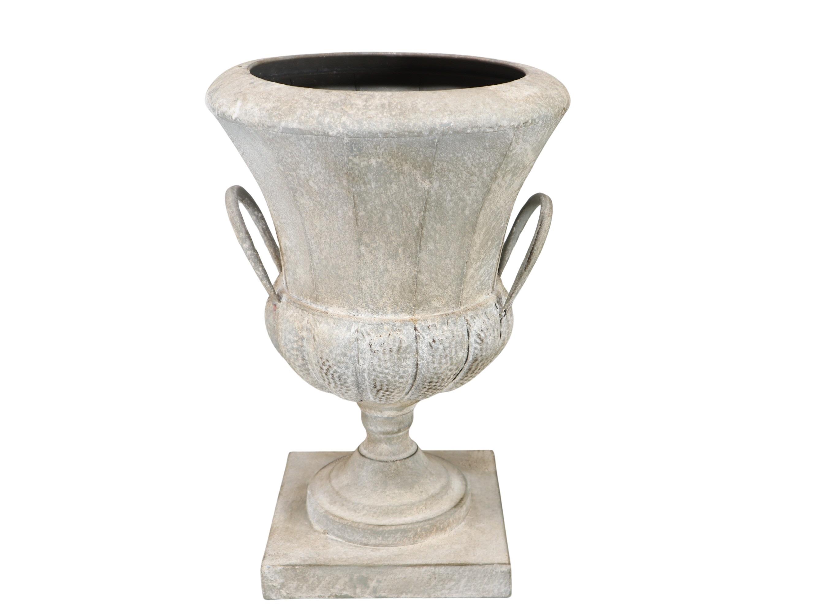 Pokal auf Sockel Metall antik-creme D32xH45cm