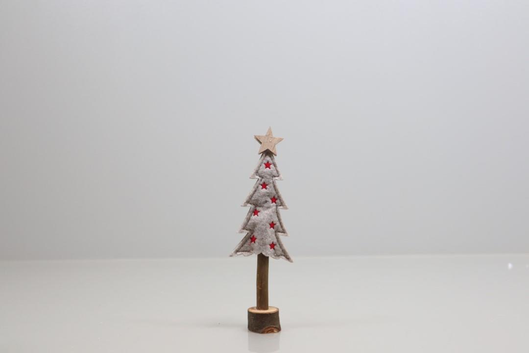 Tannenbaum m. Sternen/Herzen beige/rot Filz/Holz H20cm